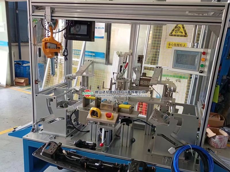 汽車(chē)尾翼設(shè)備1